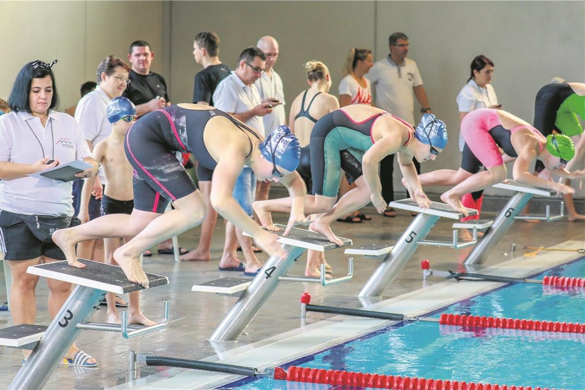 Sara Mauthe (vorn) und Dilara Gül springen in Berlin ins Wasser. Foto: A. Becher