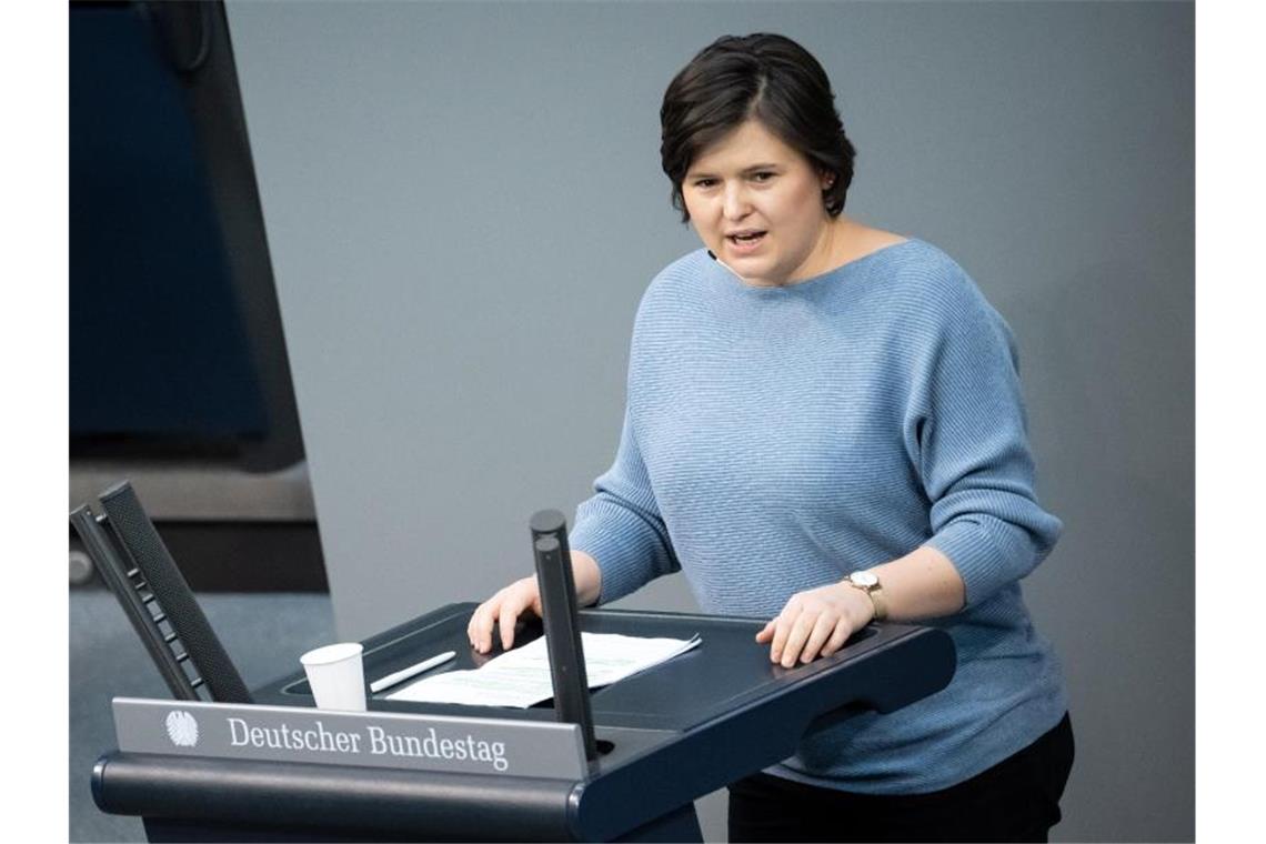 Bundestag verlängert Irak-Einsatz mit großer Mehrheit Sara Nanni wirbt um Zustimmung für das Mandat. Foto: Bernd von Jutrczenka/dpa