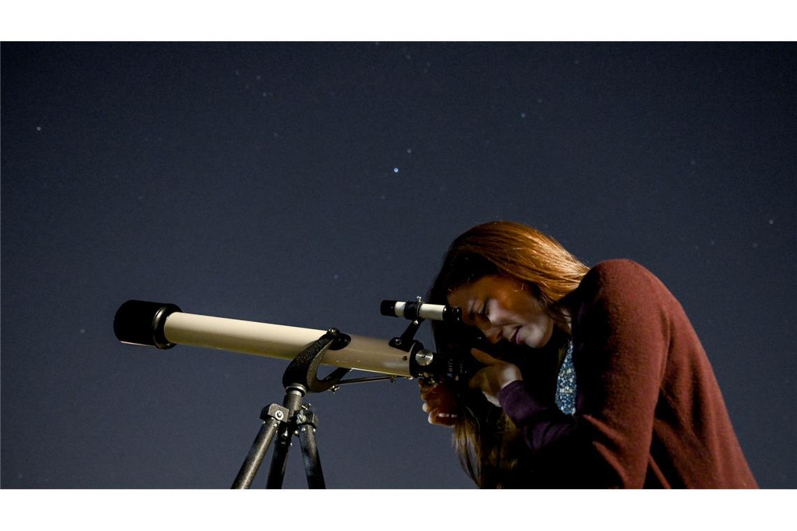 Sara schaut bei der Sternschnuppennacht an der Archenhold-Sternwarte in Berlin durch ein Teleskop.