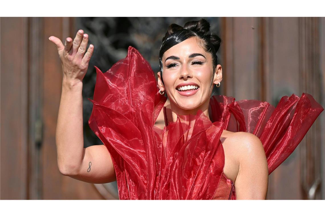 Sarah Engels grüßt bei der Eröffnungszeremonie des Eurovision Song Contest in Wien.
