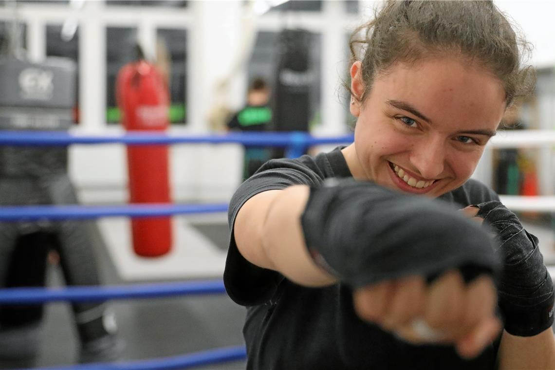 Blaue Flecken – na und? Sarah Klinge liebt das Kickboxen – obwohl sie nicht selten mit blauen Flecken vom Training nach Hause kommt. Foto: B. Büttner