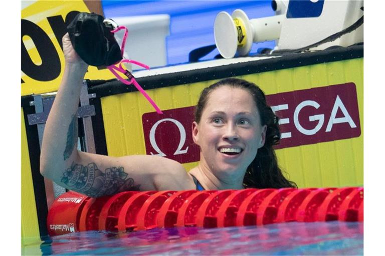 Sarah Köhler feiert ihren zweiten Platz über 1500 Meter Freistil. Foto: Bernd Thissen