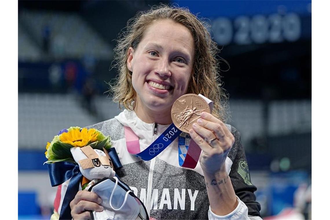 Sarah Köhler strahlt mit ihrer Bronzemedaille um die Wette. Foto: Michael Kappeler/dpa