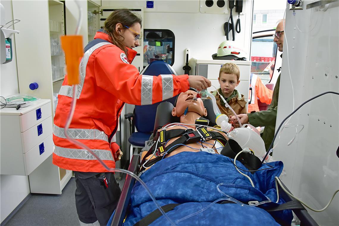 Sarah Krautter vom DRK Ortsverband Backnang zeigt im Krankenwagen einem jungen B...