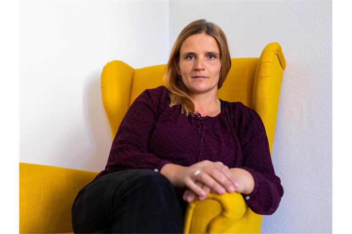 Sarah Pohl sitzt in ihrem Büro. Foto: Philipp von Ditfurth/dpa