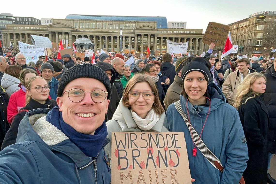 Junge Stimmen beleben die Politik Sarah Suchaneck (Mitte) von den Jusos mit Stefan Gerlach und Mia Koch bei einer Demonstration gegen Rechts auf dem Stuttgarter Schlossplatz Anfang des Jahres. Foto: privat