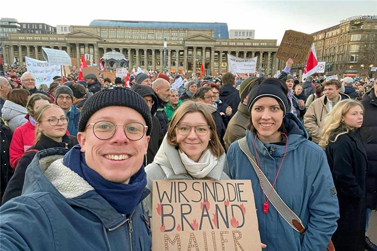 Junge Stimmen beleben die Politik Sarah Suchaneck (Mitte) von den Jusos mit Stefan Gerlach und Mia Koch bei einer Demonstration gegen Rechts auf dem Stuttgarter Schlossplatz Anfang des Jahres. Foto: privat