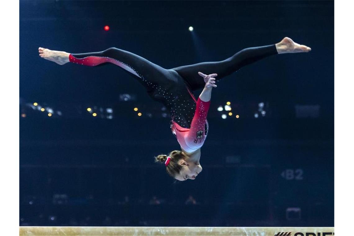 Sarah Voss turnt bei der EM in einem Ganzkörperanzug am Schwebebalken. Foto: Georgios Kefalas/KEYSTONE/dpa