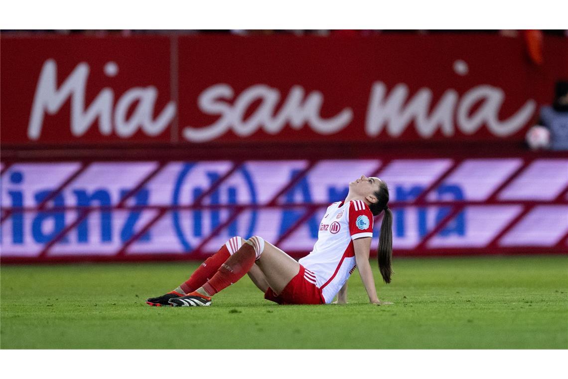 Sarah Zadrazil vom FC Bayern München sitzt nach der Niederlage enttäuscht auf dem Rasen.