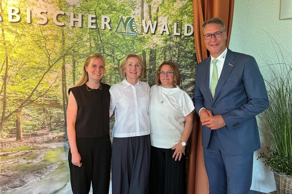 Sarah Zelder (von links) nach der Übernahme der Geschäftsführung von Barabara Schunter gemeinsam mit Daniela Kories und ihrem Vorgesetzten, dem Landrat Richard Sigel. Foto: Landratsamt Rems-Murr-Kreis