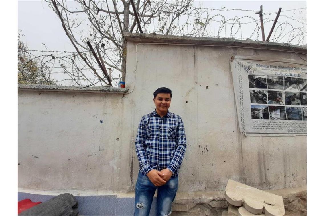 Sardar Dschafari steht im Hof einer kleinen Hilfsorganisation in Kabul, für die er arbeitet. Der 23-Jährige wurde 2019 abgeschoben. Foto: Hesam Hesamuddin/dpa