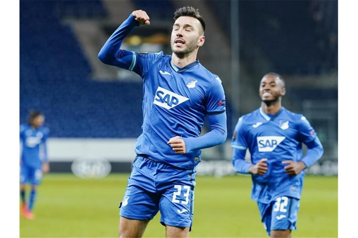 Stürmer Adamyan verlängert Vertrag in Hoffenheim bis 2023 Sargis Adamyan (l) jubelt über ein Tor. Foto: Uwe Anspach/dpa/Archivbild