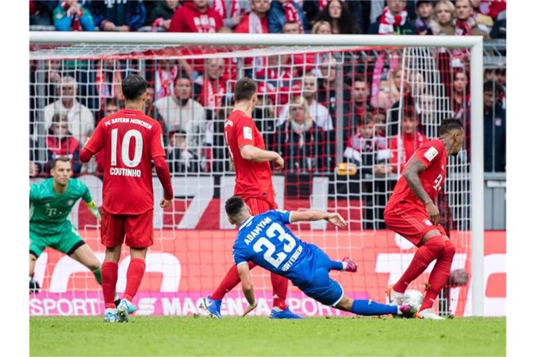 Sargis Adamyan von Hoffenheim (2.v.r.) trifft zum 1:2. Foto: Matthias Balk/dpa