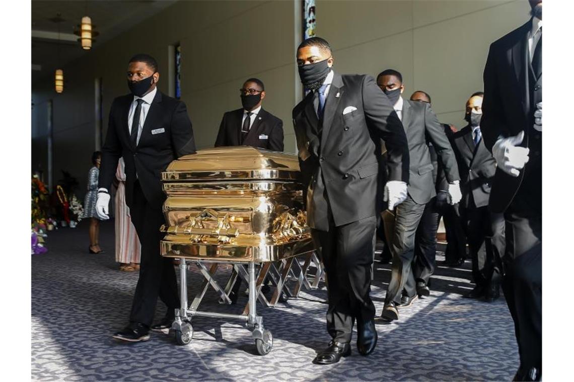 Sargträger bringen den Sarg von George Floyd zur Beerdigung. Foto: Godofredo A. Vásquez/Pool Houston Chronicle/AP/dpa