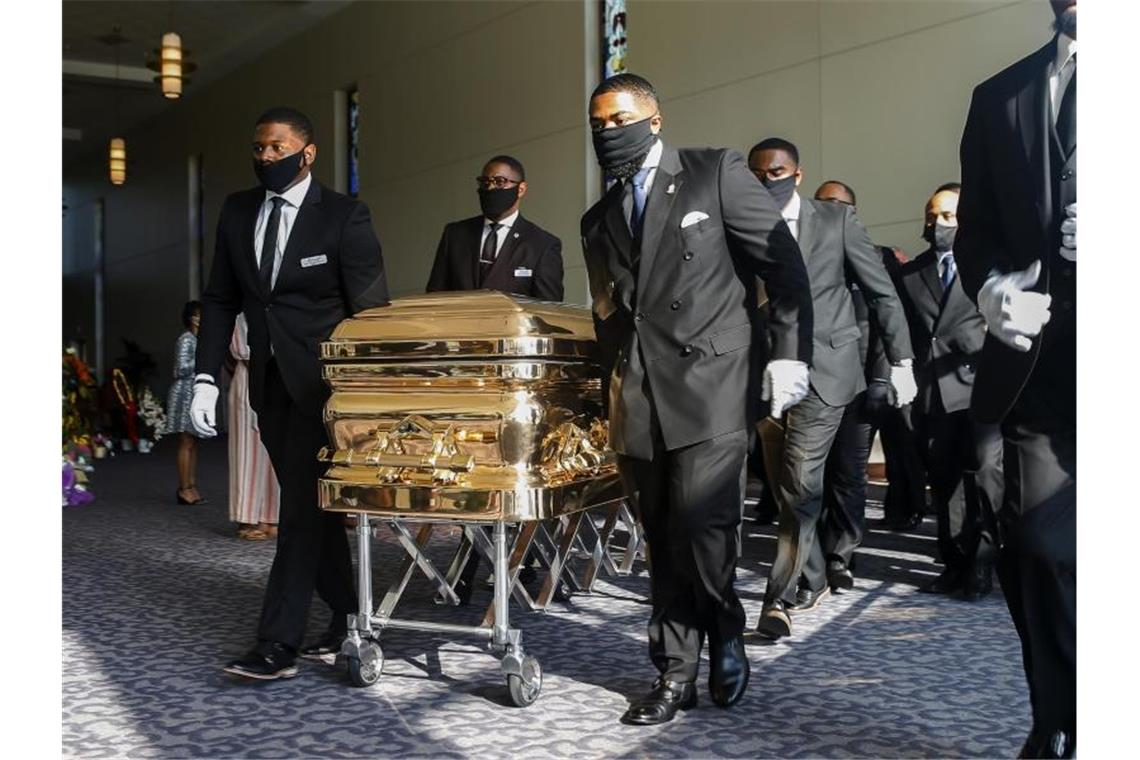 Emotionale Trauerfeier für George Floyd Sargträger bringen den Sarg von George Floyd zur Beerdigung. Foto: Godofredo A. Vásquez/Pool Houston Chronicle/AP/dpa