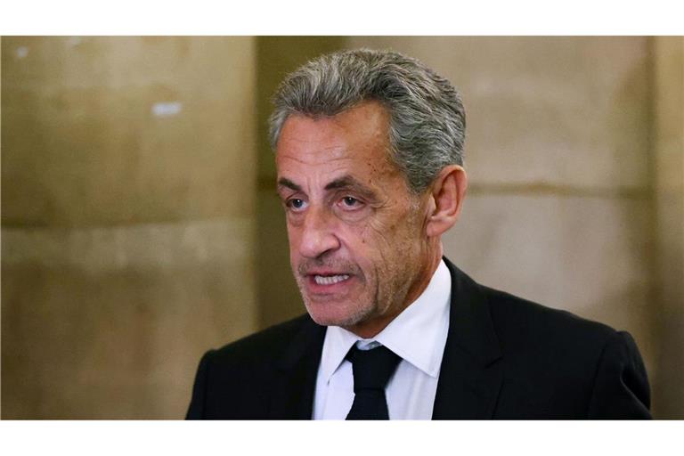 Sarkozy weist die Vorwürfe von sich und kämpft in Berufung gegen eine fünfjährige Haftstrafe.