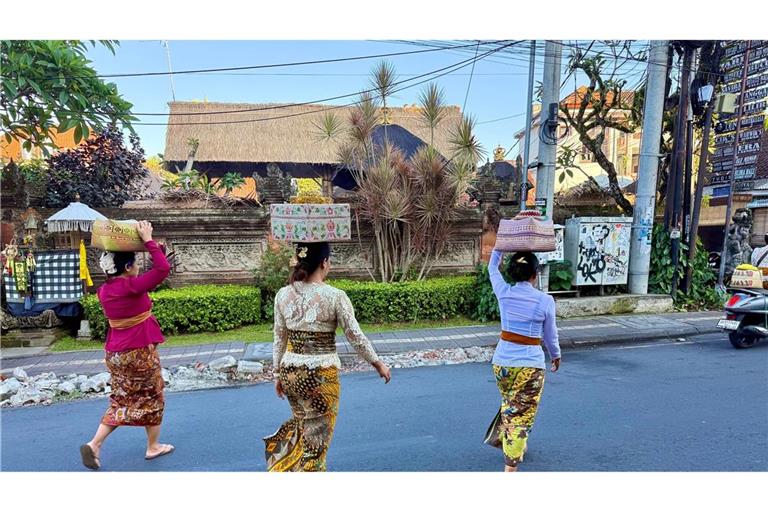 Sarongs und bunte Körbe gehören auf Bali zu "Galungan" dazu.