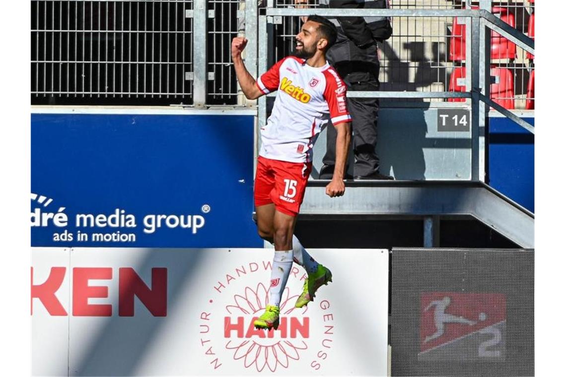 St. Pauli festigt Führung - Spitzenteams im Gleichschritt Sarpreet Singh und Jahn Regensburg jubeln über die nächsten drei Punkte. Foto: Armin Weigel/dpa