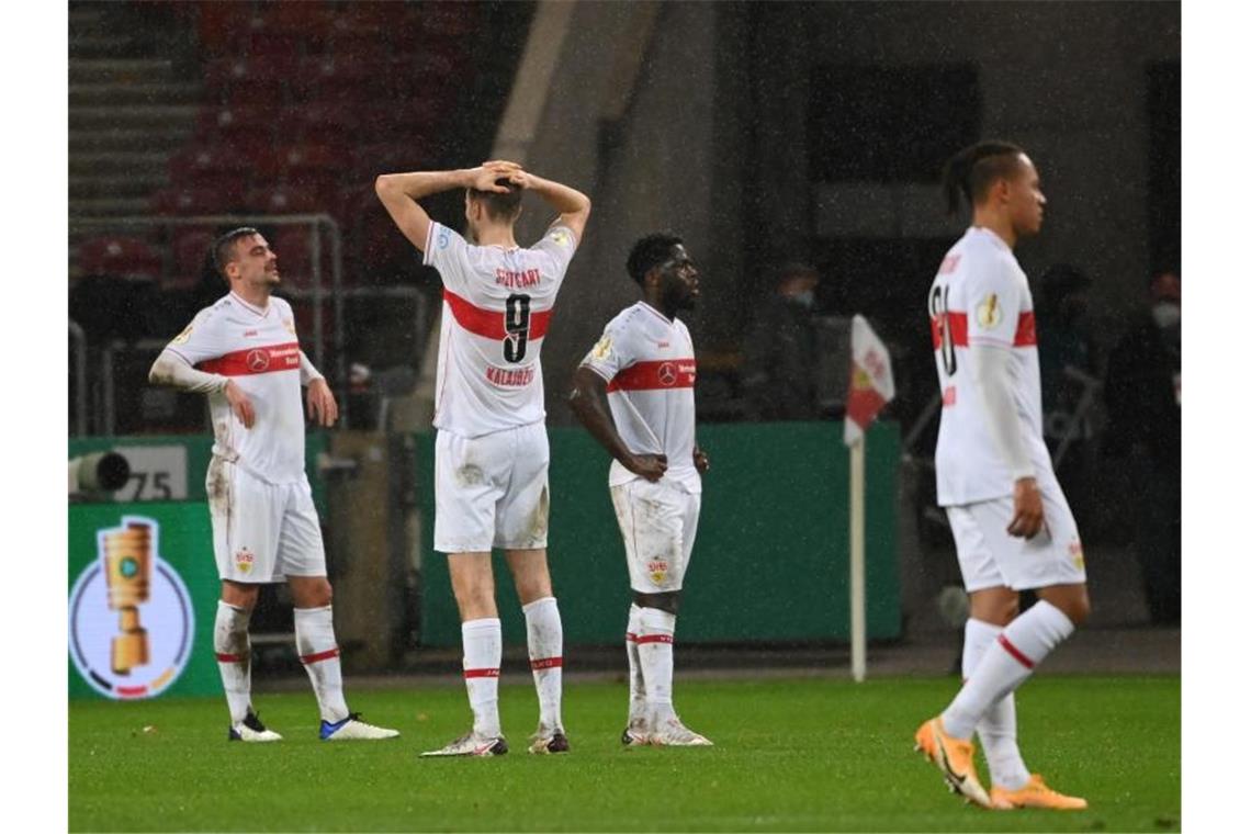 Trio im Fokus: Nach Pokal-Aus geht's gleich weiter Sasa Kalajdzic (2.v.l) von Stuttgart mit Mannschaftskollegen nach dem Spiel. Foto: Marijan Murat/dpa/Aktuell