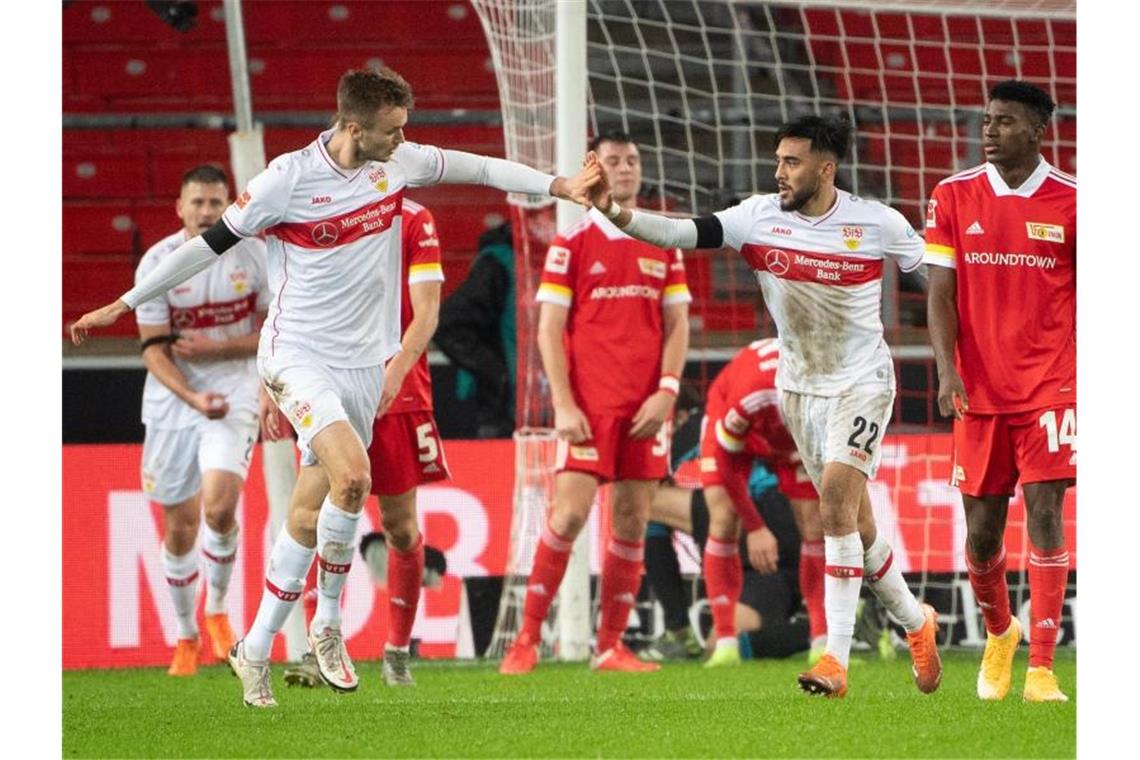 BVB siegt bei Terzic-Debüt - Stindl rettet Gladbacher Punkt Sasa Kalajdzic (l) bewahrte den VfB Stuttgart vor einer Heimniederlage gegen Union Berlin. Foto: Sebastian Gollnow/dpa
