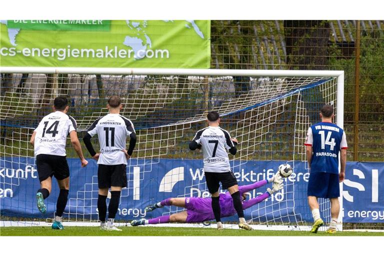 Sasa Maksimovic trifft per Strafstoß für den VfR Aalen zum 1:1-Enstand beim Oberligatopspiel in Mannheim.  

IMAGO/Udo Herrmann