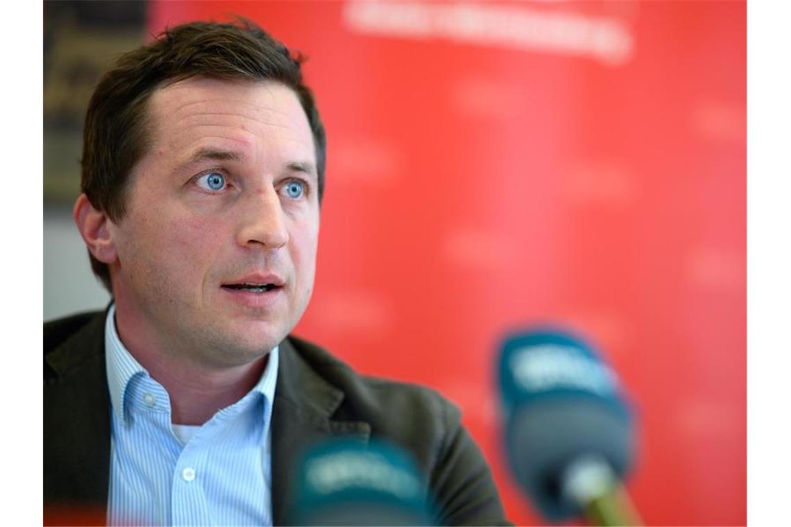 Sascha Binder spricht während eines Pressegesprächs der SPD Baden-Württemberg. Foto: Sebastian Gollnow/dpa