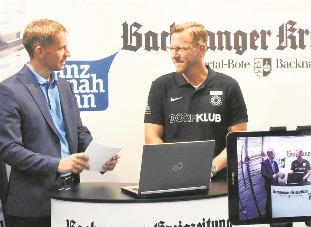 Sascha Hildmann, Trainer der SG Sonnenhof Großaspach, im Talk mit Redaktionsleiter Kornelius Fritz.Foto: T. Sellmaier
