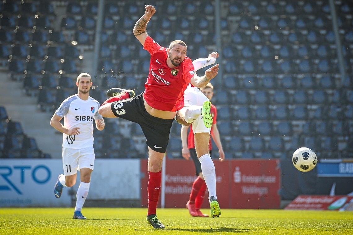Sascha Mölders hing als einzige Großaspacher Spitze in der Luft, die Offensivbemühungen der SG Sonnenhof blieben viel zu harmlos. Foto: A. Becher