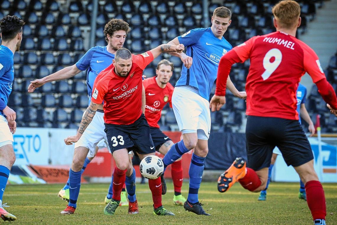 Sascha Mölders (rotes Trikot) wird nur noch bis zum Saisonende für die SG Sonnenhof Großaspach am Ball sein. Foto: A. Becher