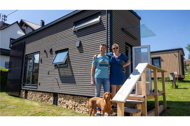 Sascha Weisel, seine Partnerin Iris Przybille sowie Hündin Angel vor dem Tiny House in Karlsbad.