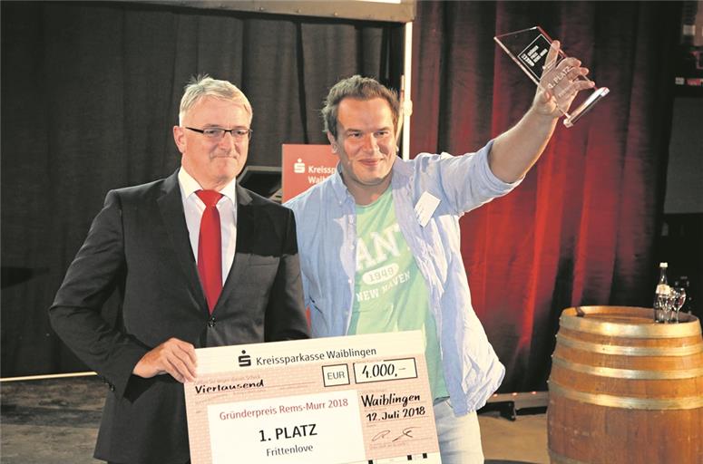Sascha Wolter (rechts) freut sich über die Bestätigung: Mit seiner Firma Frittenlove hat er den Gründerpreis Rems-Murr gewonnen und bekommt dafür von Sparkassen-Vorstandsmitglied Ralph Walter einen Scheck über 4000 Euro. Foto: G. Habermann