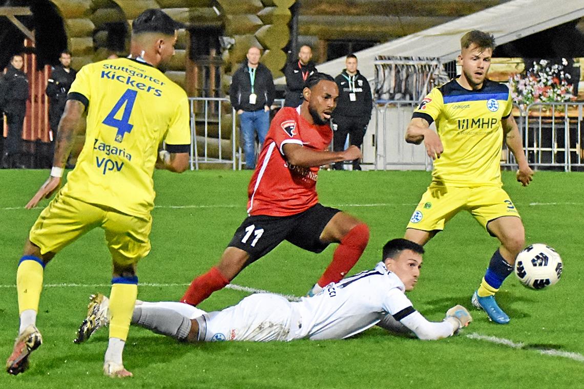 Sasha Diakiese (Mitte) und Großaspach waren immer wieder dicht dran an einem Tor. Doch Kickers-Schlussmann Ramon Castellucci und seine Vorderleute hielten dicht. Fotos: Tobias Sellmaier