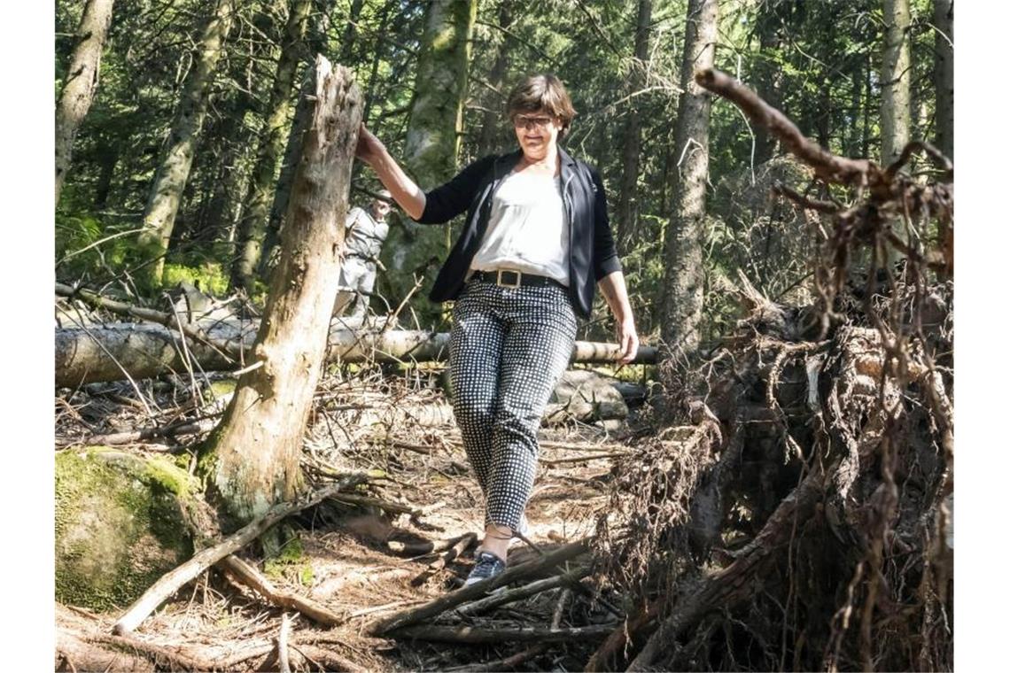 Saskia Esken, Bundesvorsitzende der SPD, geht bei Baiersbronn durch den Nationalpark Schwarzwald. Foto: Uli Deck/dpa