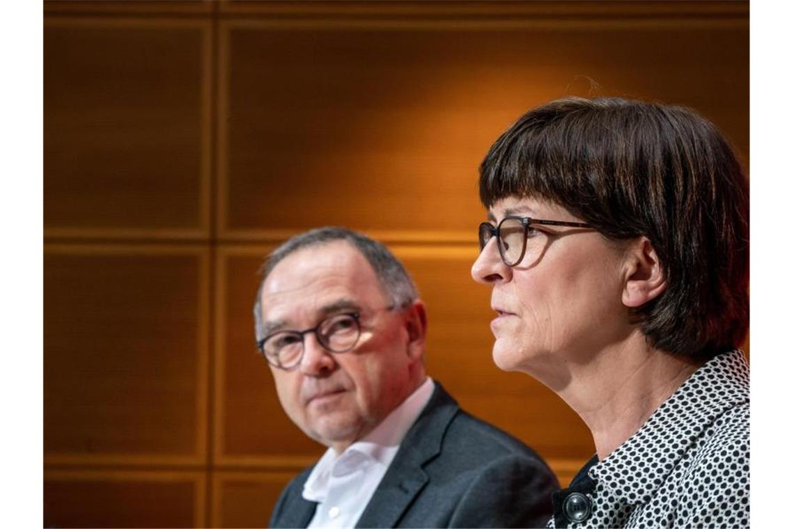 SPD-Chefs pochen auf Milliardeninvestitionen Saskia Esken, Bundesvorsitzende der SPD, spricht neben Norbert Walter-Borjans, Co-Bundesvorsitzender der SPD, während der Pressekonferenz nach der Sitzung von SPD-Bundesvorstand und Präsidium im Willy-Brandt-Haus. Foto: Michael Kappeler/dpa