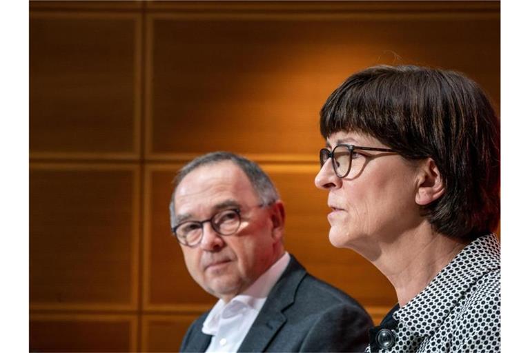 Saskia Esken, Bundesvorsitzende der SPD, spricht neben Norbert Walter-Borjans, Co-Bundesvorsitzender der SPD, während der Pressekonferenz nach der Sitzung von SPD-Bundesvorstand und Präsidium im Willy-Brandt-Haus. Foto: Michael Kappeler/dpa
