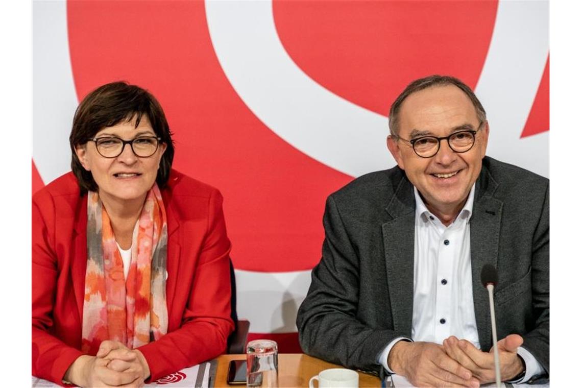 Saskia Esken, Bundesvorsitzende der SPD, wartet neben Norbert Walter-Borjans, Bundesvorsitzender der SPD, auf den Beginn der Klausur des SPD-Parteivorstands im Willy-Brandt-Haus. Foto: Michael Kappeler/dpa