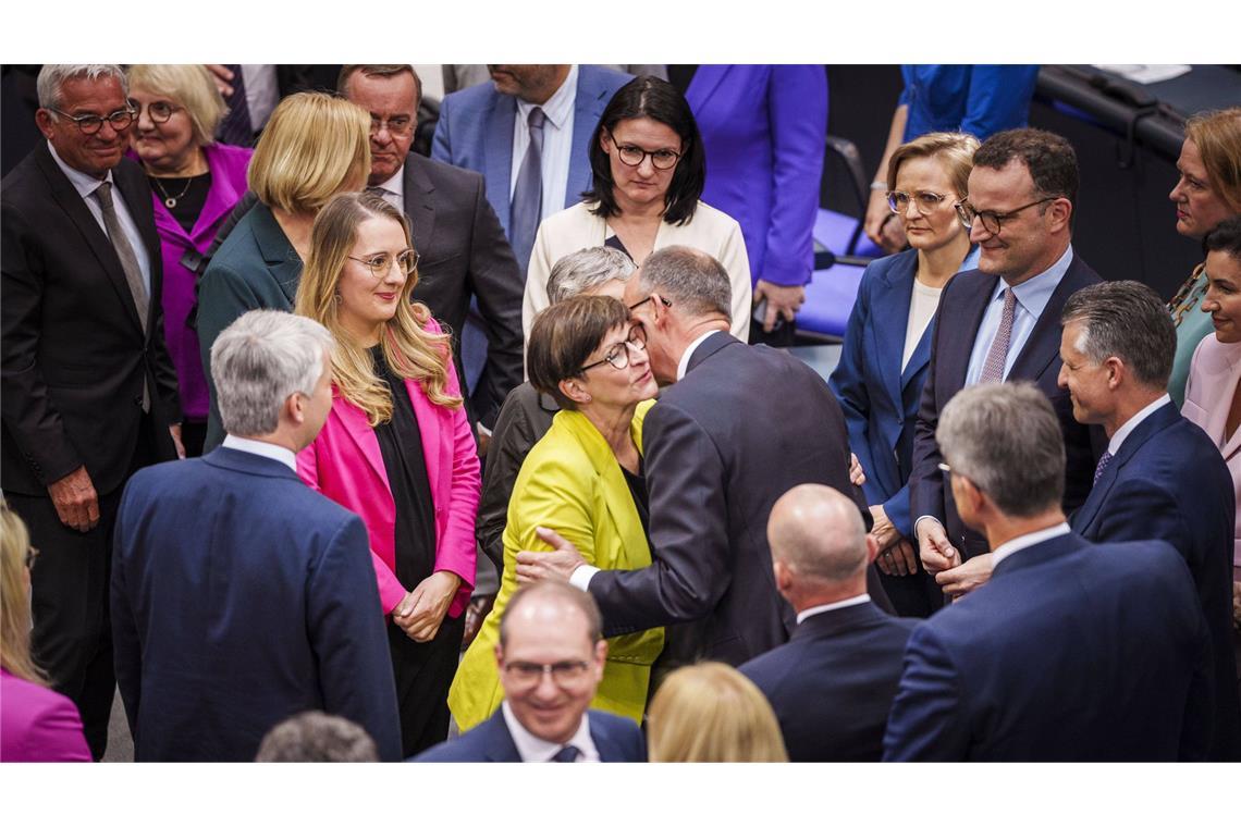 Scholz unter ersten Gratulanten – Küsschen von Esken Saskia Esken gratulierte Friedrich Merz nach dessen Wahl zum Bundeskanzler mit einem Küsschen auf die Wange.