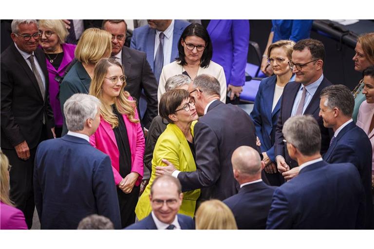 Saskia Esken gratulierte Friedrich Merz nach dessen Wahl zum Bundeskanzler mit einem Küsschen auf die Wange.