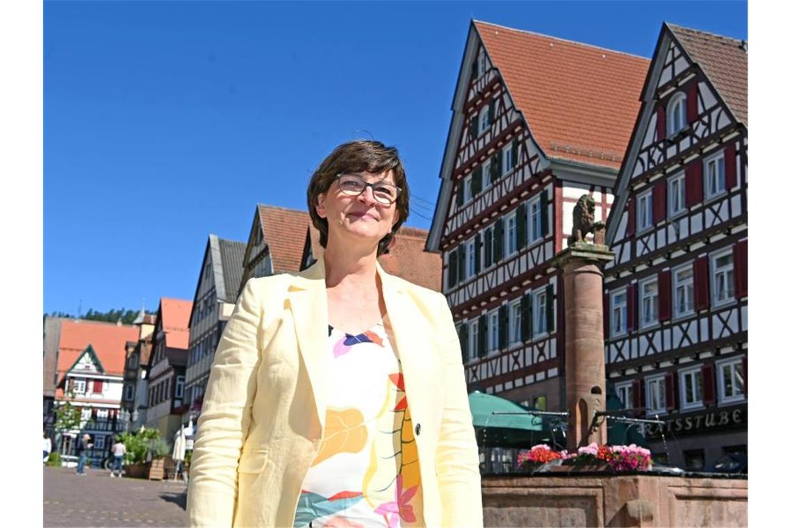 Saskia Esken, SPD Parteivorsitzende, steht auf dem Marktplatz in Calw. Foto: Uli Deck/dpa