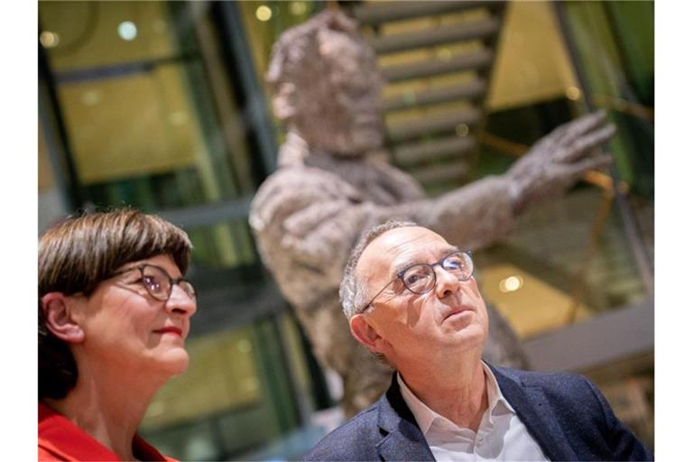 Saskia Esken und Norbert Walter-Borjans haben den Mitgliederentscheid um den SPD-Vorsitz mit 53,06 Prozent der Stimmen gewonnen. Foto: Kay Nietfeld/dpa