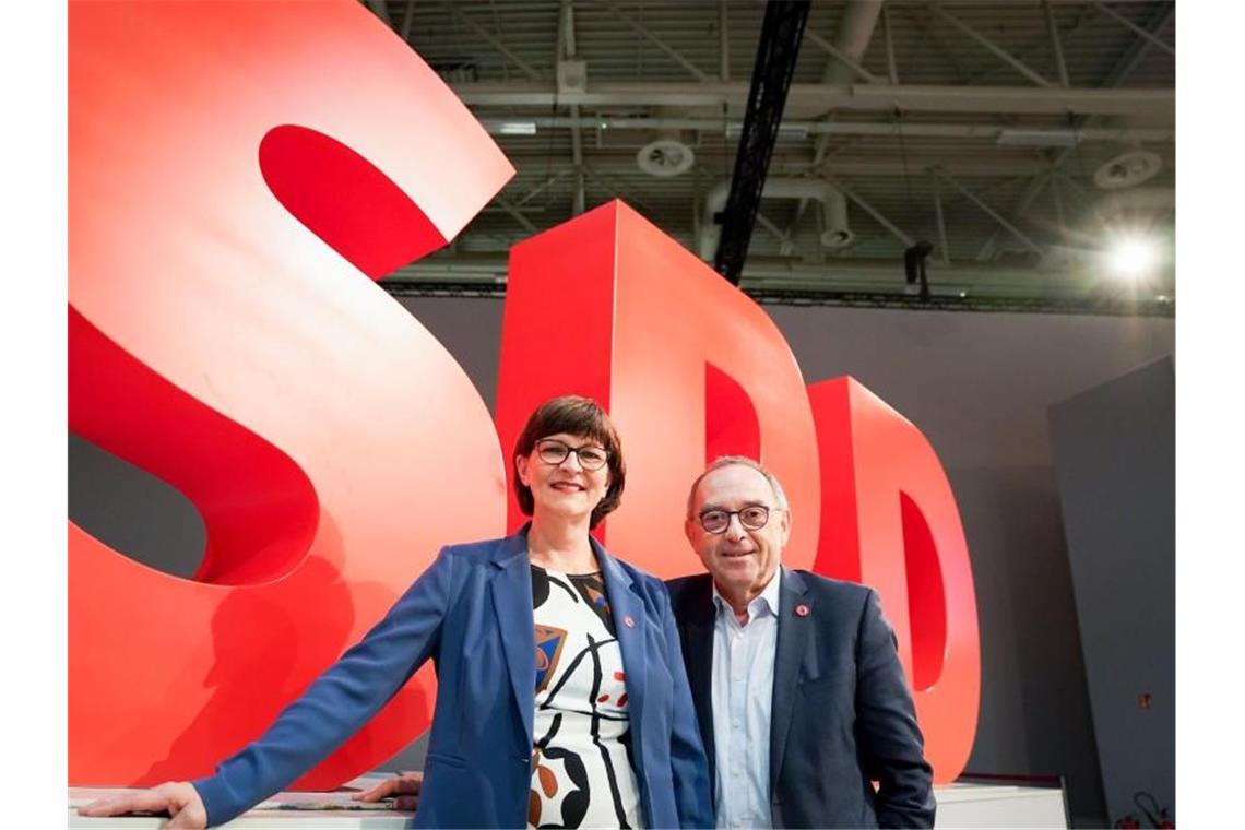 Saskia Esken und Norbert Walter-Borjans wollen ihre Partei aus dem Umfragetief führen. Foto: Kay Nietfeld/dpa