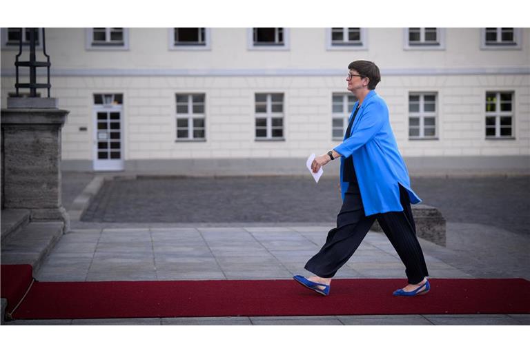 Saskia Esken, Vorsitzende der SPD, kommt zu einem Abendessen zu Ehren des Präsidenten von Israel und seiner Frau ins Schloss Bellevue. Esken hat ihren Rückzug als Co-Vorsitzende der SPD angekündigt.