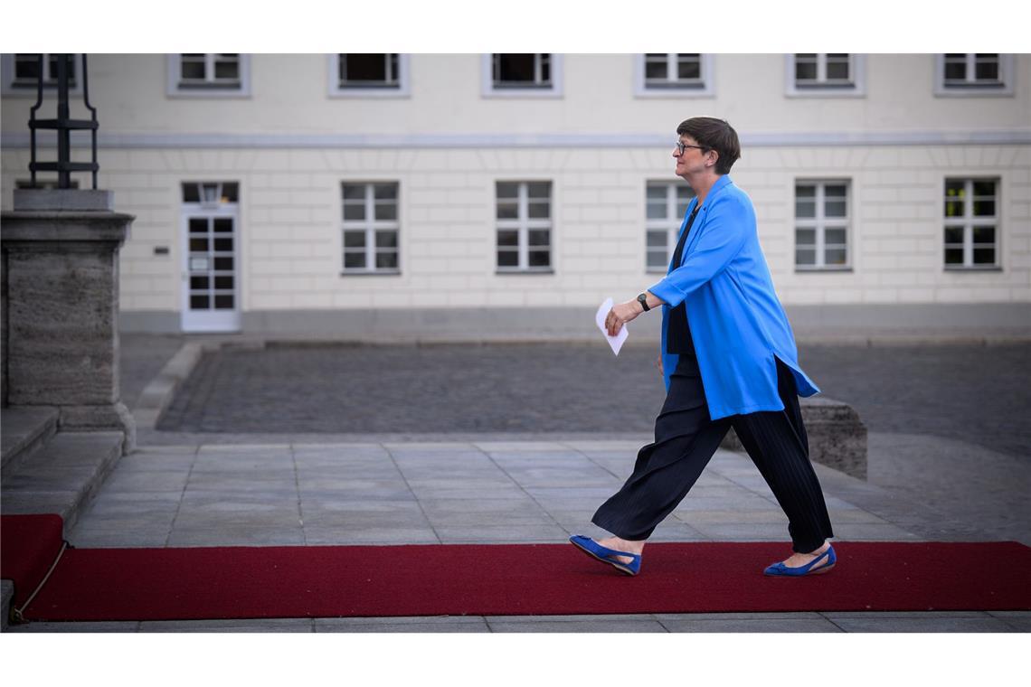 Bilder des Tages Saskia Esken, Vorsitzende der SPD, kommt zu einem Abendessen zu Ehren des Präsidenten von Israel und seiner Frau ins Schloss Bellevue. Esken hat ihren Rückzug als Co-Vorsitzende der SPD angekündigt.