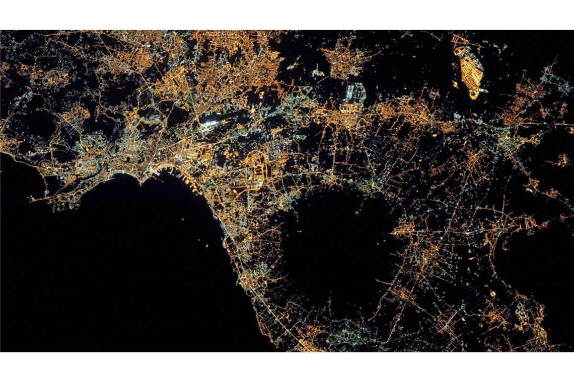 Satellitenaufnahme des Golfs von Neapel und Kampaniens: Unter der Oberfläche der Phlegräischen Felder schlummert Europas Supervulkan.