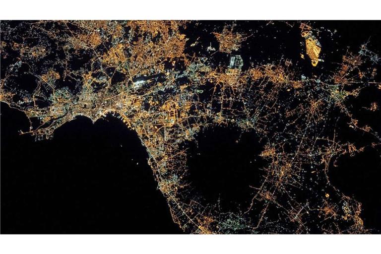 Satellitenaufnahme des Golfs von Neapel und Kampaniens: Unter der Oberfläche der Phlegräischen Felder schlummert Europas Supervulkan.