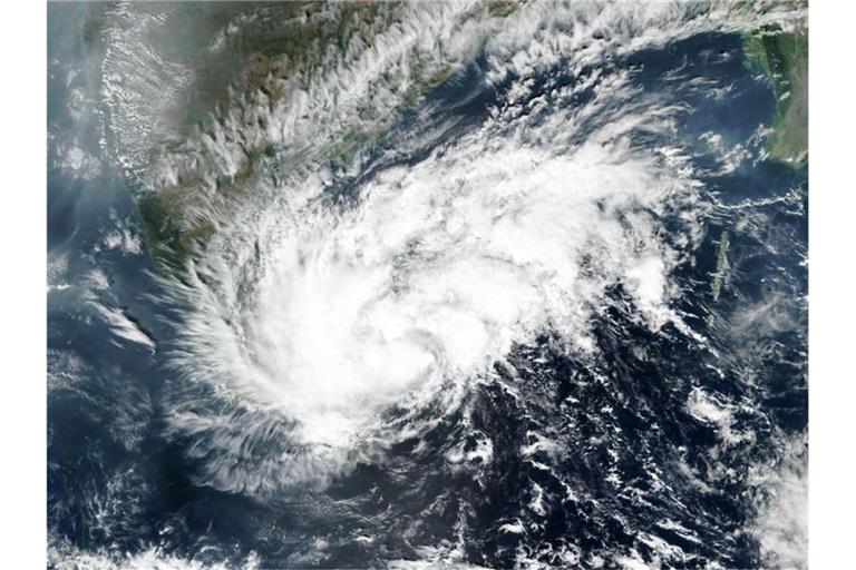 Satellitenbild von Wirbelsturm „Nivar“ über dem Indischen Ozean. Der Sturm soll entweder in der Nacht auf Donnerstag oder Donnerstagvormittag (Ortszeit) an der südöstlichen Küste Indiens auf Land treffen. Foto: Uncredited/NASA/AP/dpa