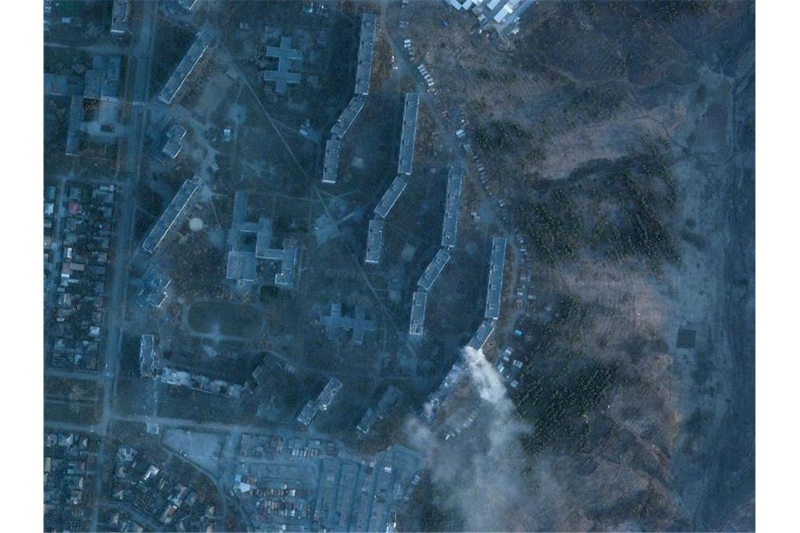 Russland: Ukrainische Truppen sollen Mariupol verlassen Satellitenfoto eines mutmaßlich russischen Angriffs auf einen Wohnblock im Osten der ukrainischen Stadt Mariupol. Foto: Planet Labs Pbc/Planet Labs PBC/AP/dpa