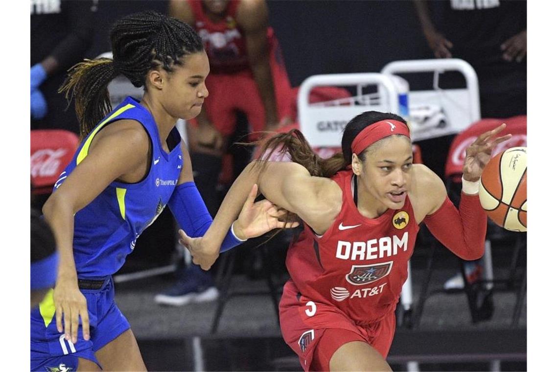 Satou Sabally (l) von den Dallas Wings im Zweikampf gegen Chennedy Carter von Atlanta Dream. Foto: Phelan M. Ebenhack/AP/dpa