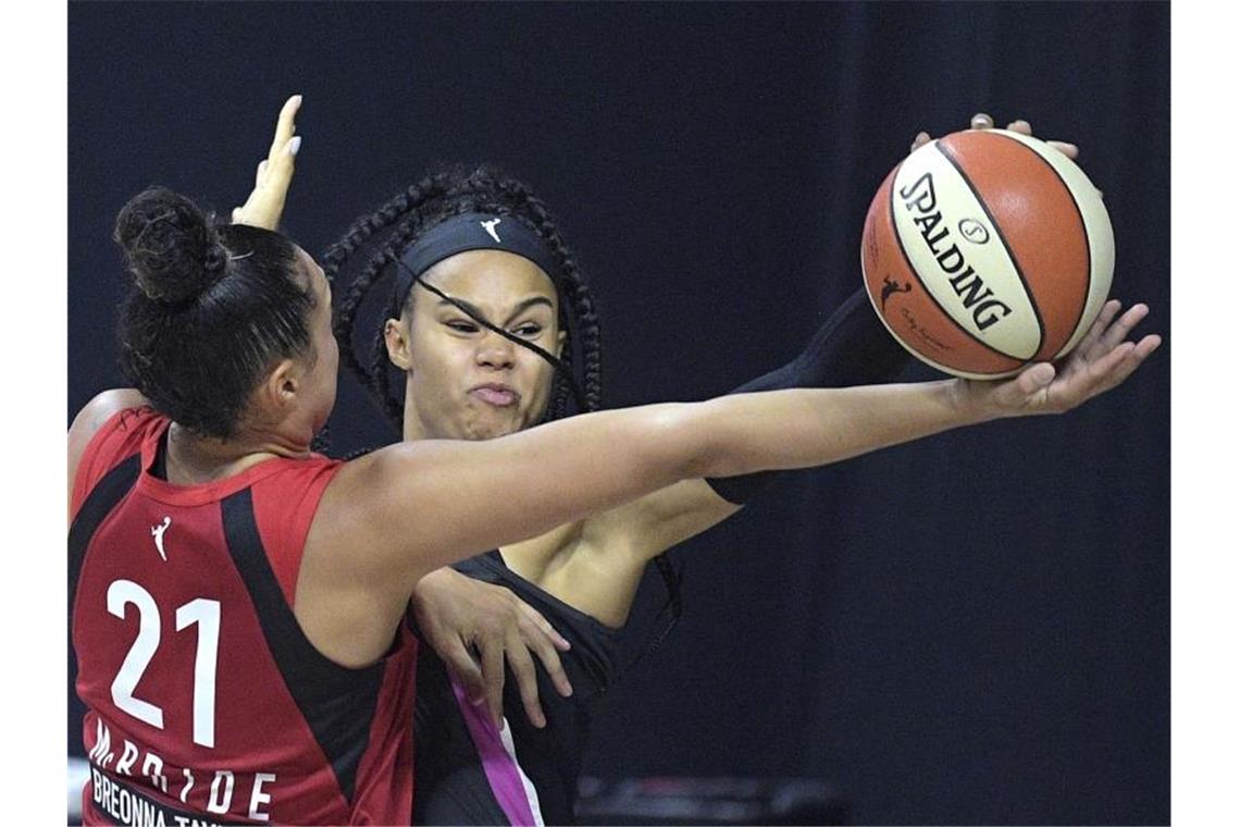 Satou Sabally (r) von den Dallas Wings in Aktion gegen Kayla McBride von den Las Vegas Aces. Foto: Phelan M. Ebenhack/AP/dpa