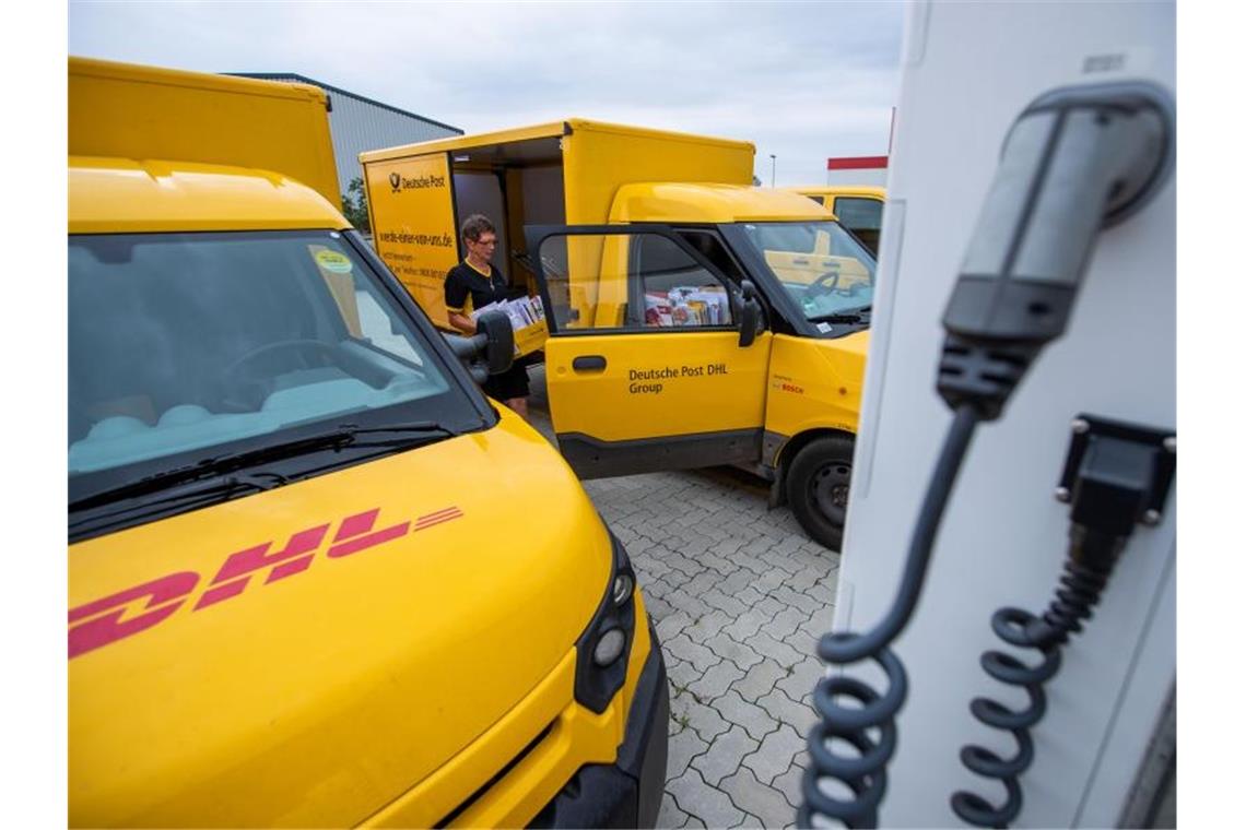 Deutsche Post DHL will CO2-Ausstoß senken Saubere(re) Post: Ein elektrisch angetriebener Pakettransporter „Streetscooter“. Foto: Jens Büttner/zb/dpa